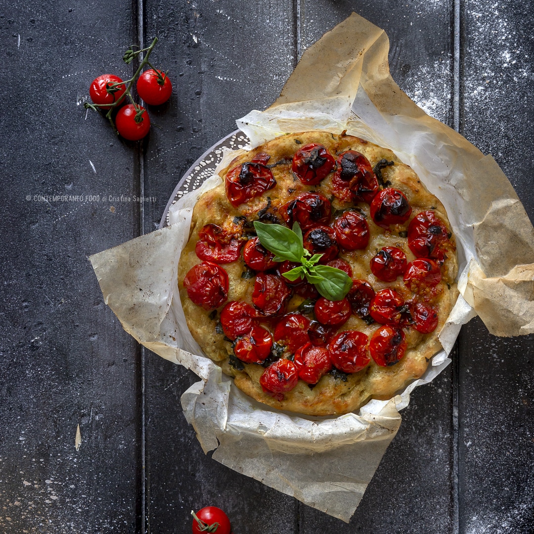 Immagine: Focaccia sofficissima al basilico con pomodori confit