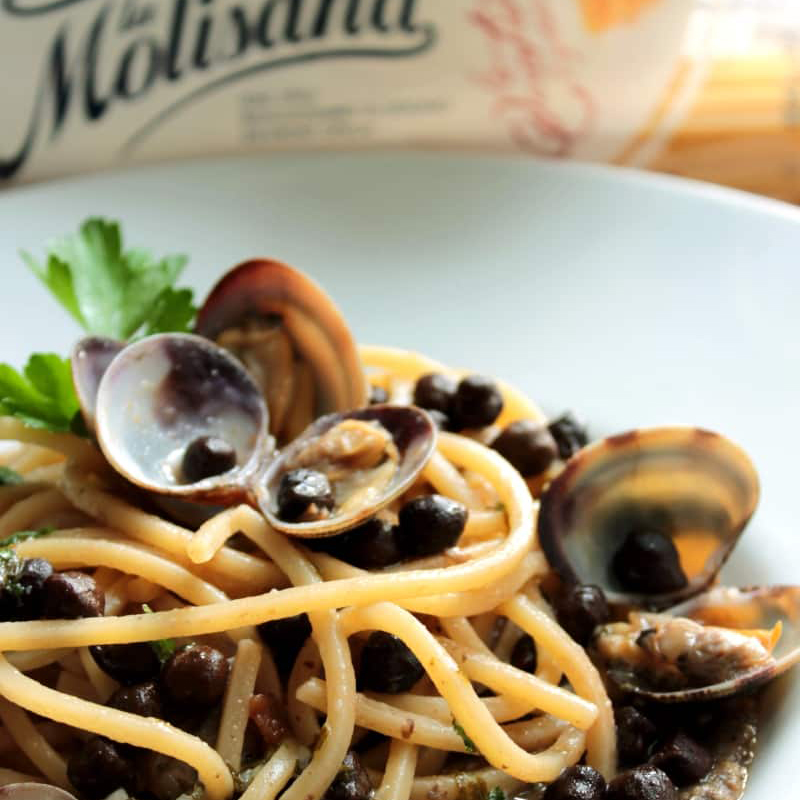 Immagine: Spaghetti quadrati con vongole veraci ceci neri e riduzione di vino bianco e prezzemolo