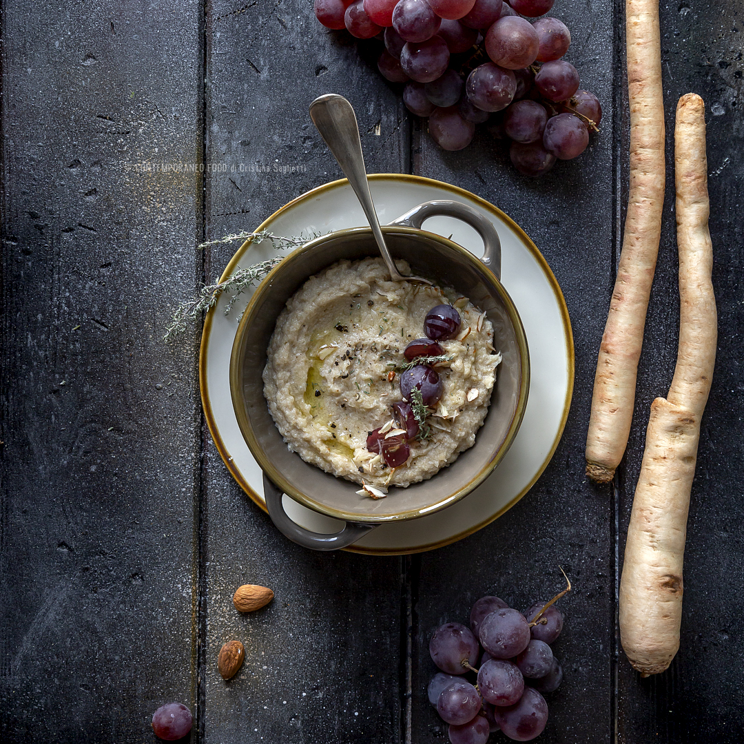 Immagine: Crema di radici amare, patate dolci, mandorle, uva nera e timo