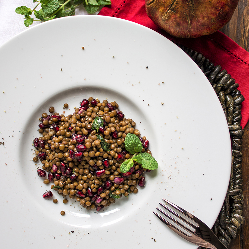 Immagine: Lenticchie speziate in insalata con melagrana e menta fresca