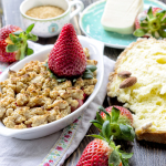 crumble-di-fragole-e-colomba-come-riciclare-la-colomba-dessert-ricetta-contemporaneo-food