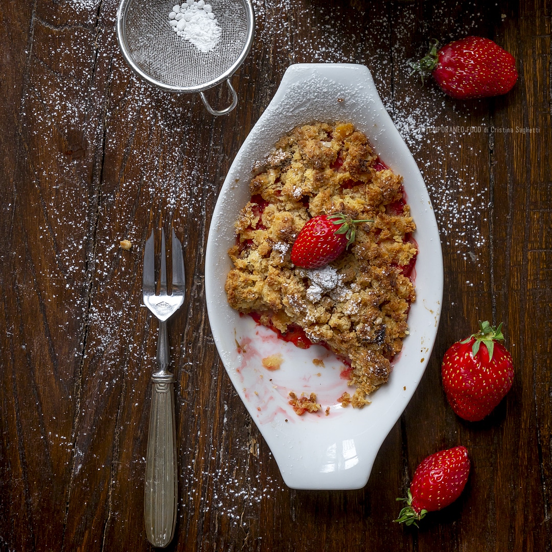 Immagine: Crumble di colomba e fragole