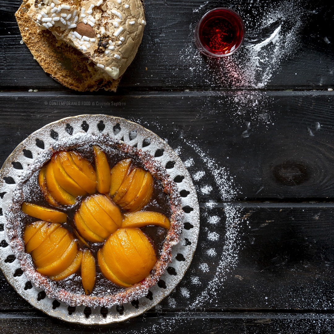 Immagine: Torta crumble di colomba e Alchermes con ganache al fondente e pesche