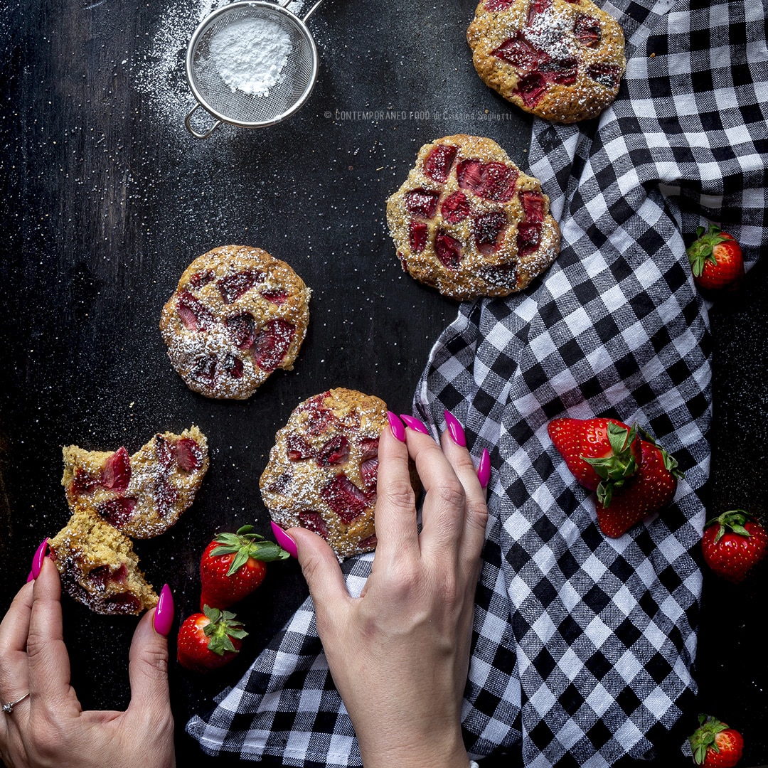 Immagine: Biscotti alle fragole con lime e semi di papavero