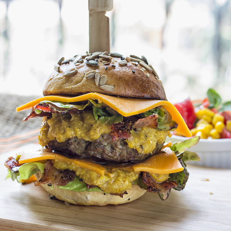 Immagine: Hamburger di carne con bacon caramellato e salsa al mais, Whisky e sciroppo d’acero