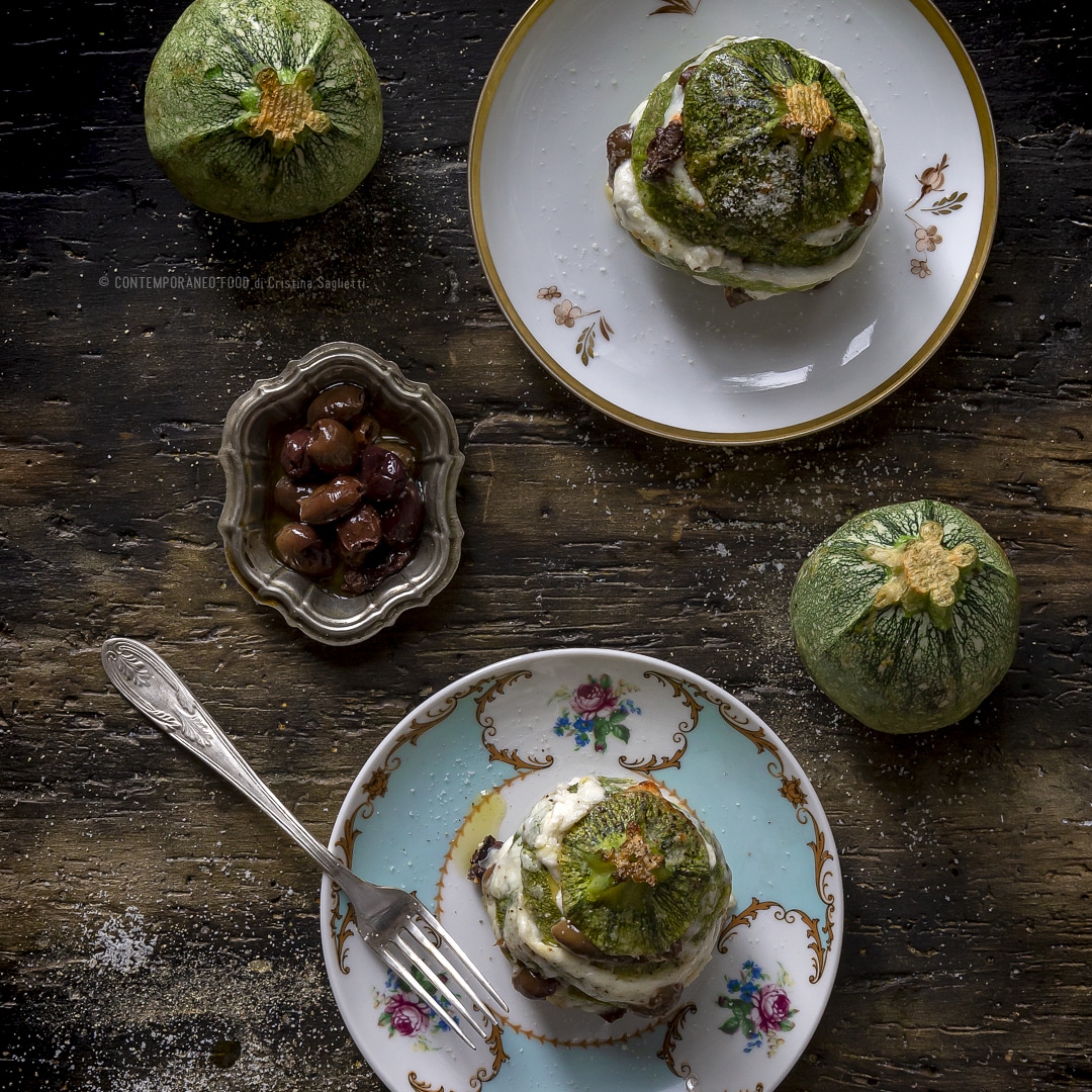Immagine: Zucchine tonde al forno con stracciatella di burrata, olive taggiasche e polvere di pinoli