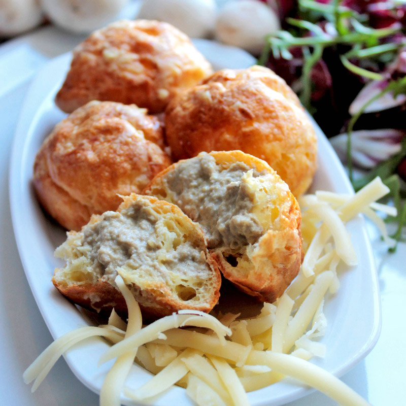 Immagine: Choux (bignè) salati ai funghi e formaggio