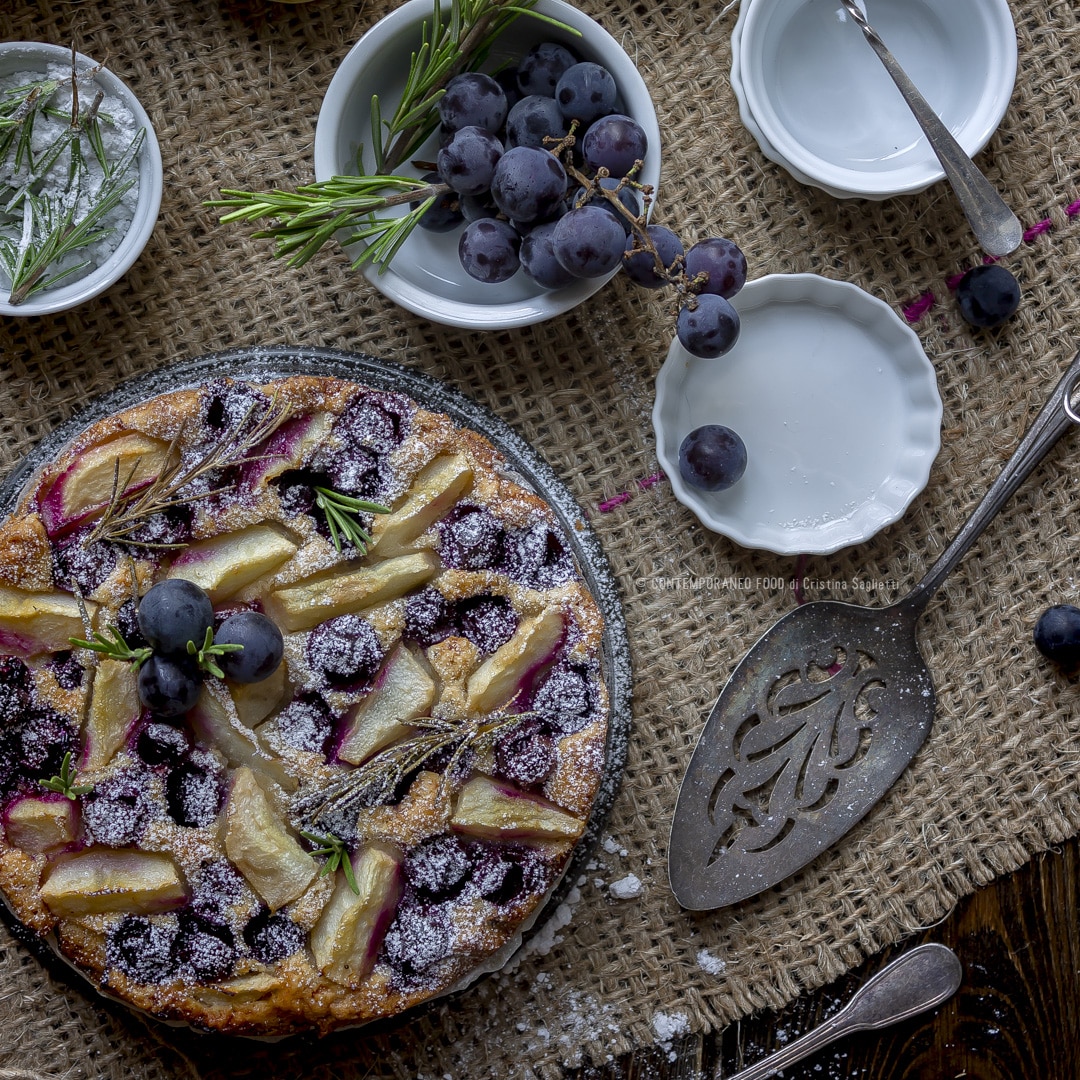Immagine: Torta all’uva fragola, pere e rosmarino