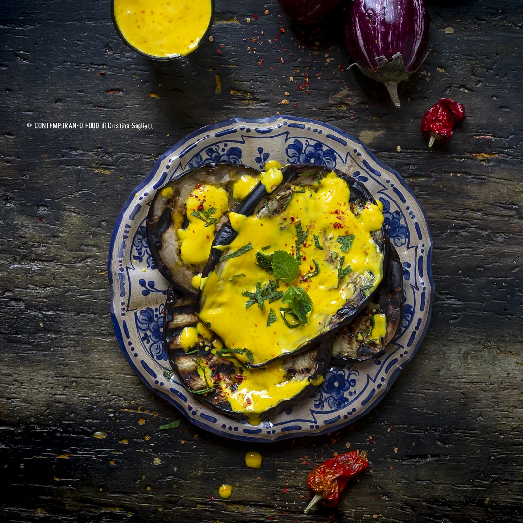 Immagine: Insalata di melanzane con salsa allo yogurt e zafferano