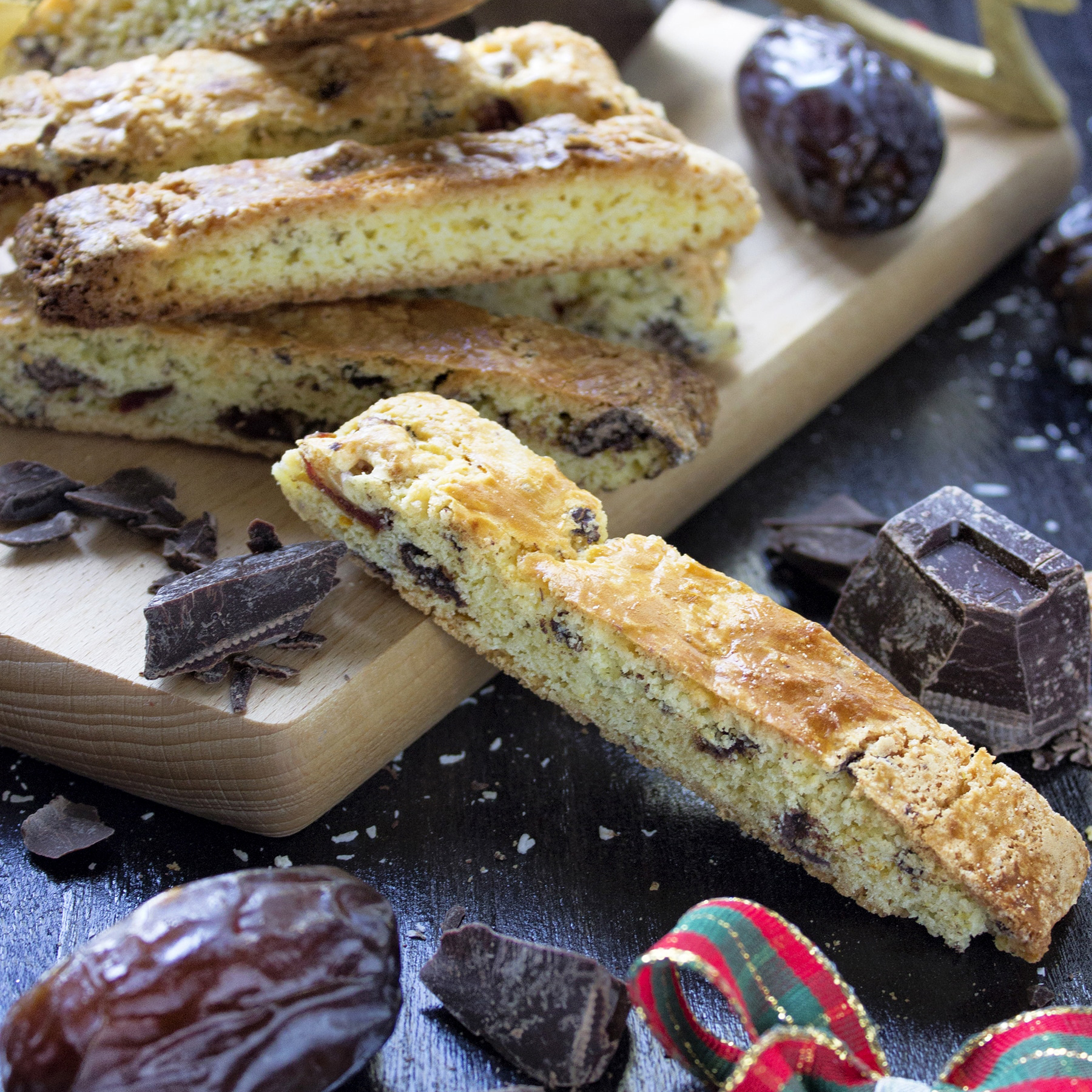 Immagine: Cantucci al cioccolato e datteri