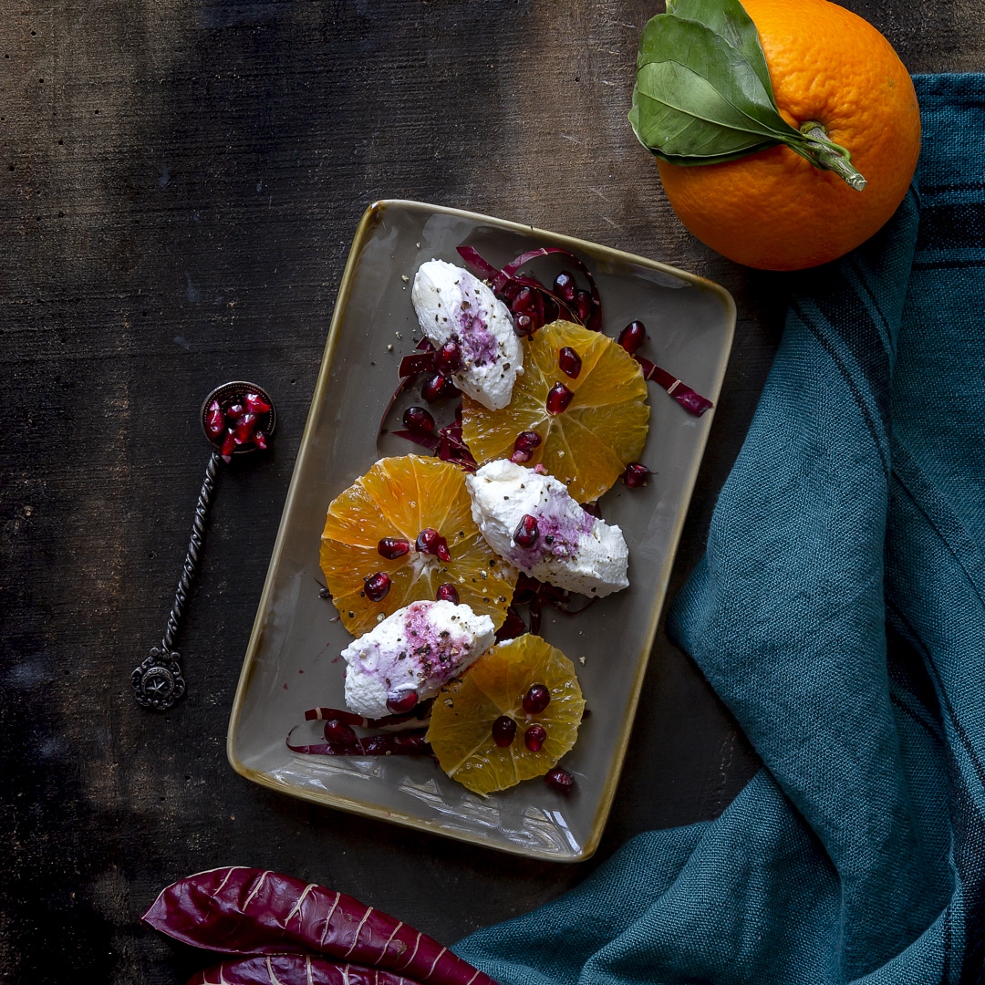 Immagine: Insalata di arance, radicchio, melograno e ricotta con sciroppo d’acero e fiori d’arancio