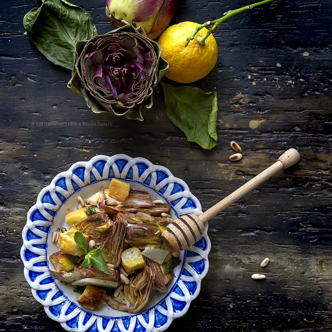 Immagine: Insalata di carciofi, menta, pecorino e pinoli tostati con crostini piccanti