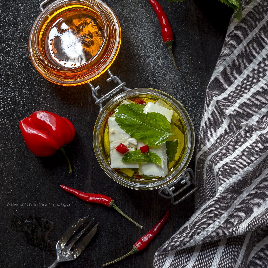 Immagine: Feta greca marinata con menta e peperoncino