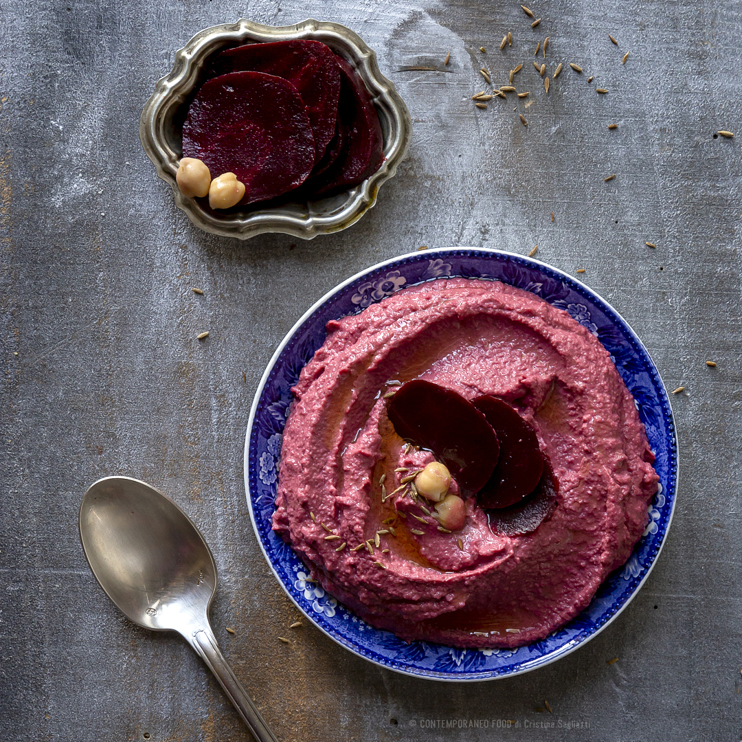 Immagine: Hummus di barbabietola