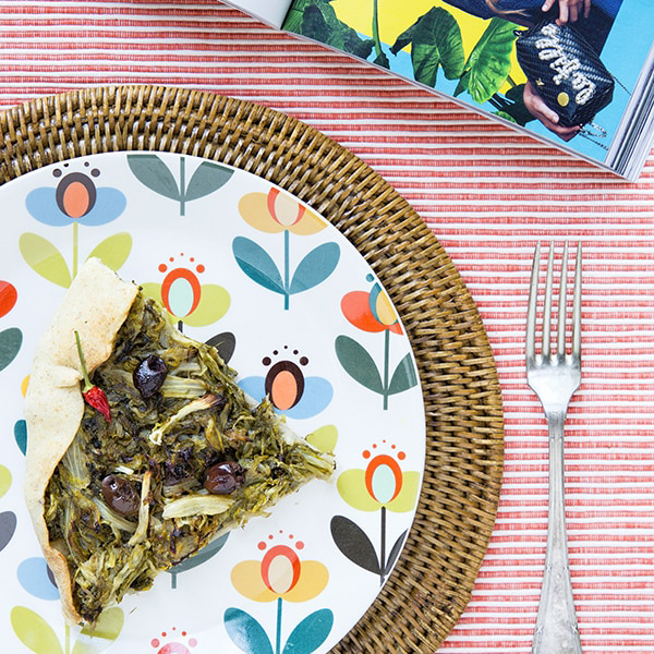 Immagine: Torta salata con insalata riccia, acciughe e olive taggiasche…super light