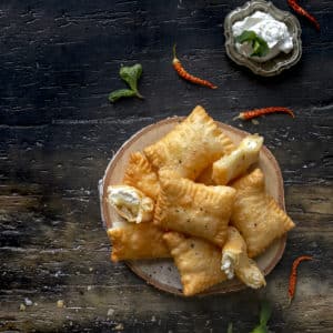 sfoglia-fritta-con-ricotta-di-bufala-menta-peperoncino-ricetta-antipasto-facile-veloce-contemporaneo-food