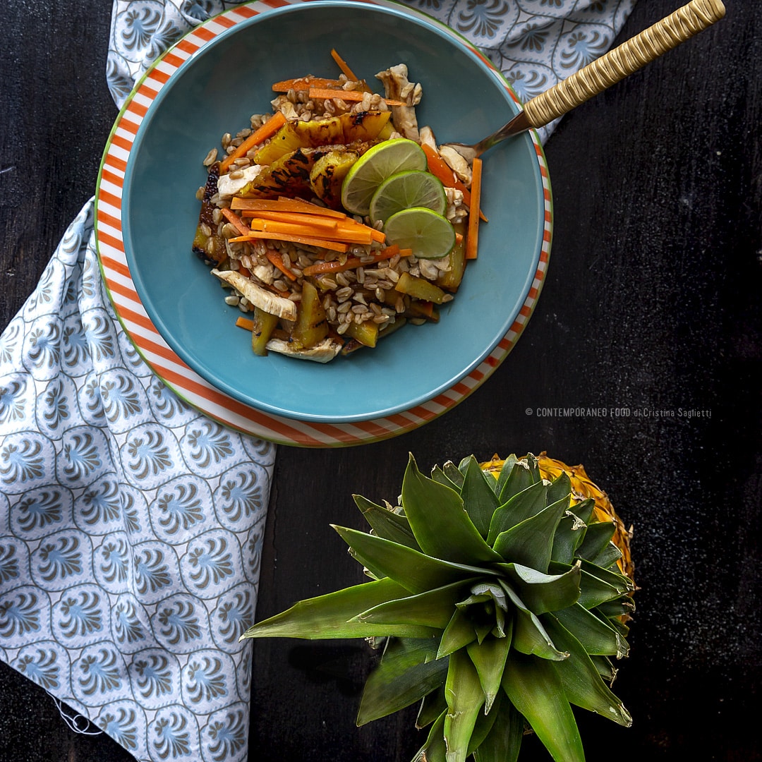 Immagine: Farro in insalata con pollo, ananas grigliato, lime e carote