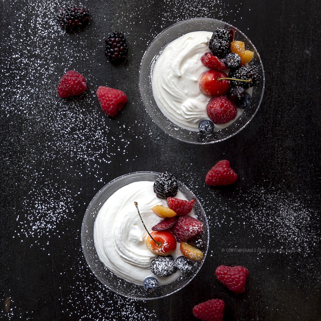 Immagine: Mousse di latte e vaniglia con frutti di bosco