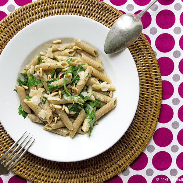 Immagine: Pasta rucola, pinoli tostati e scaglie di parmigiano
