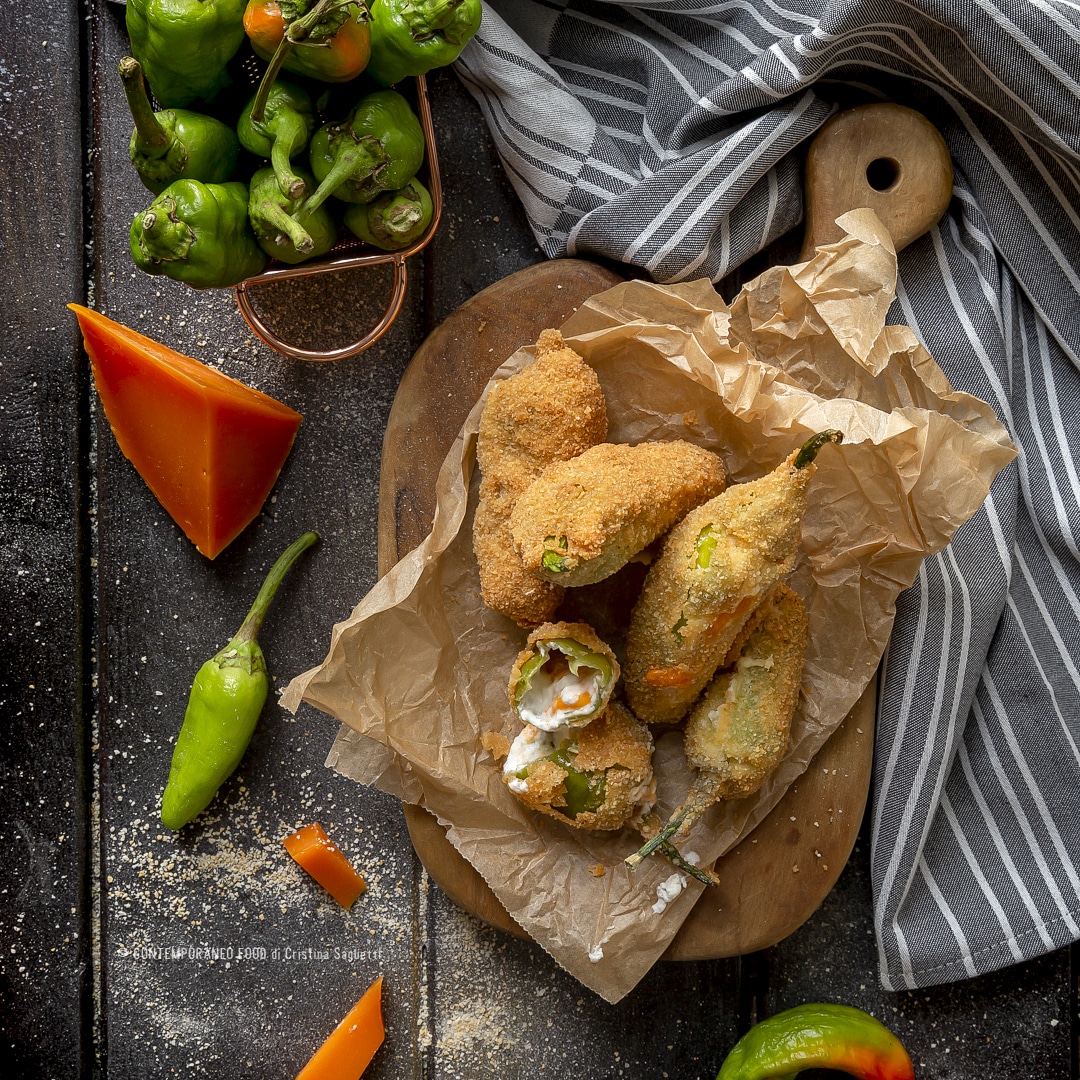 Immagine: Peperoni verdi fritti ripieni di formaggio morbido e sale al tartufo