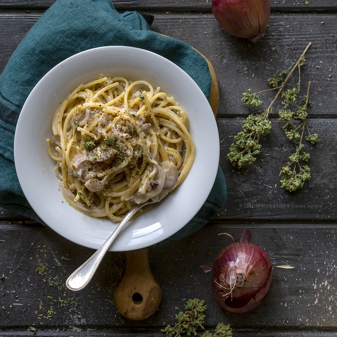 Immagine: Spaghetti alle cipolle, origano, panna e parmigiano