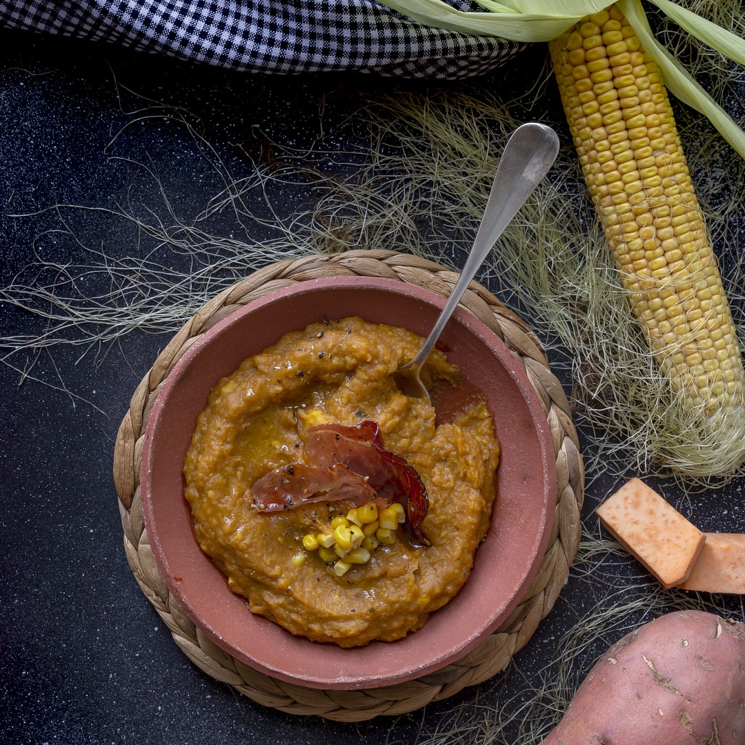 Immagine: Crema di mais e patate dolci con speck croccante allo sciroppo d’acero