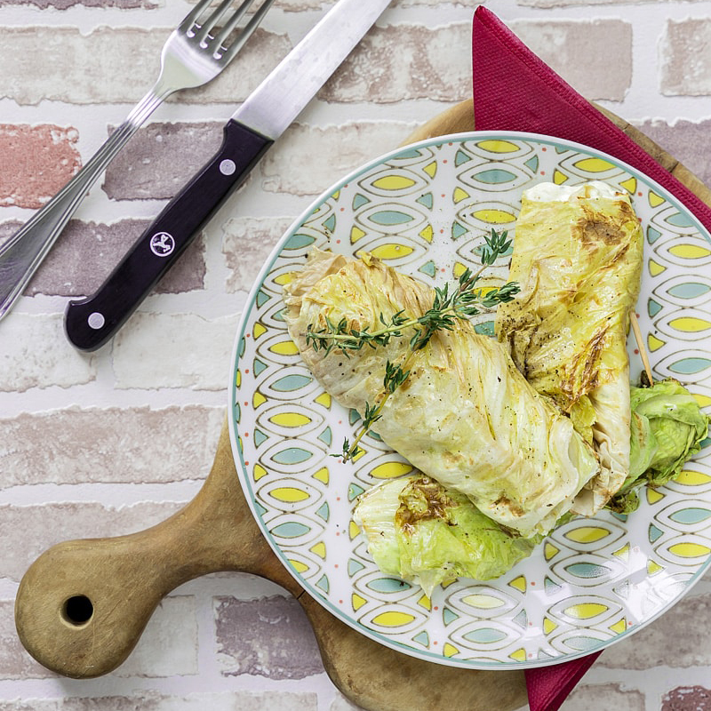 Immagine: Involtini di insalata con ripieno di ricotta alle erbe aromatiche