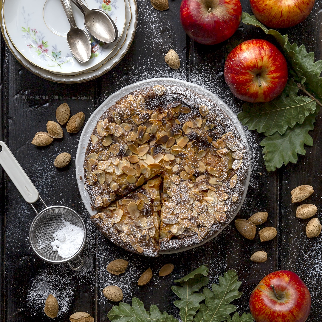 Immagine: Torta di mele alla normanna con frolla al cacao, crema di mandorle e crema gianduja