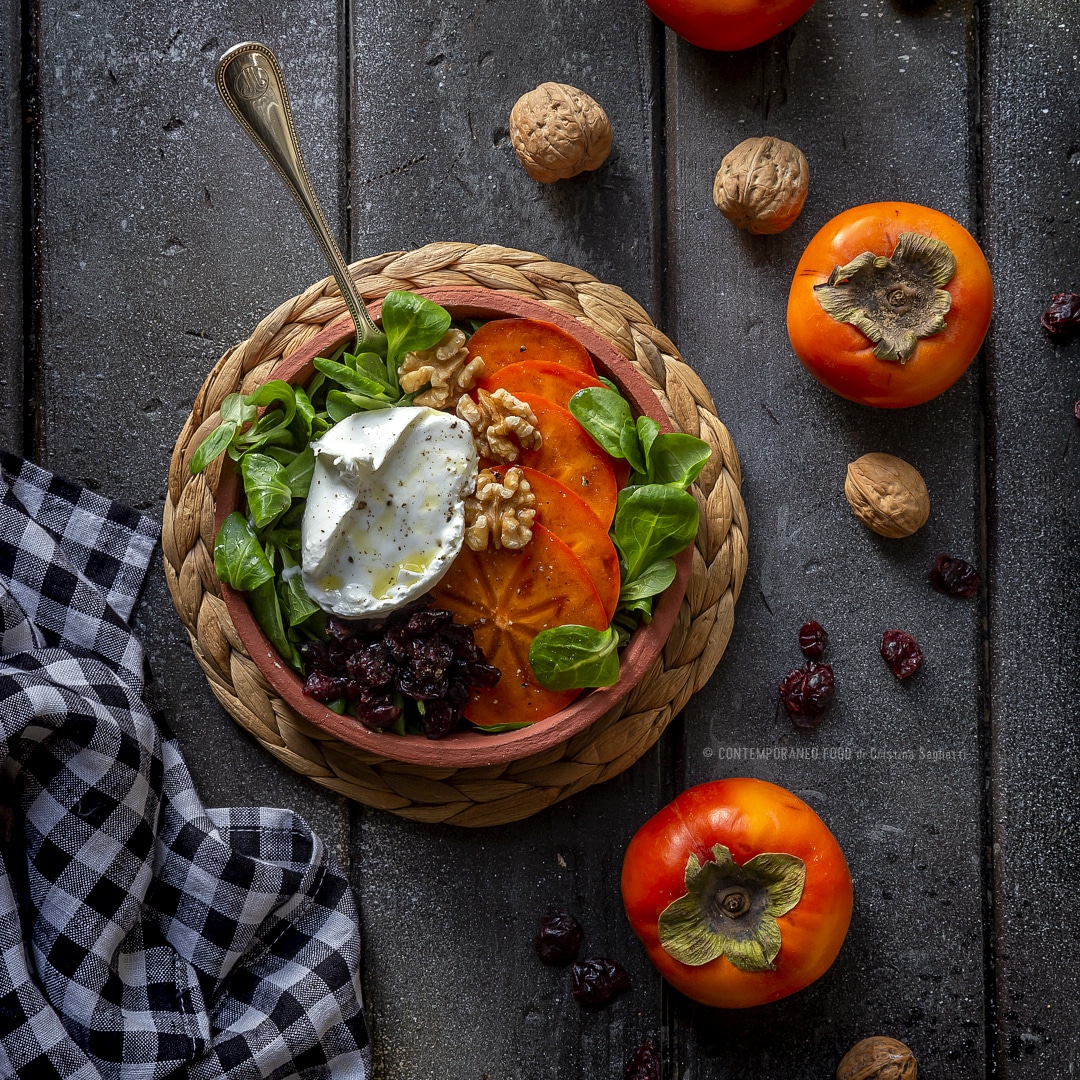 Immagine: Caco mela in insalata con rucola, songino, burrata, noci e mirtilli rossi