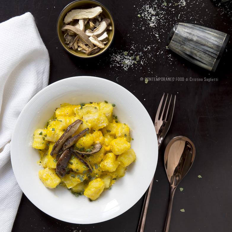 Immagine: Gnocchi allo zafferano e birra con funghi porcini ed erba cipollina