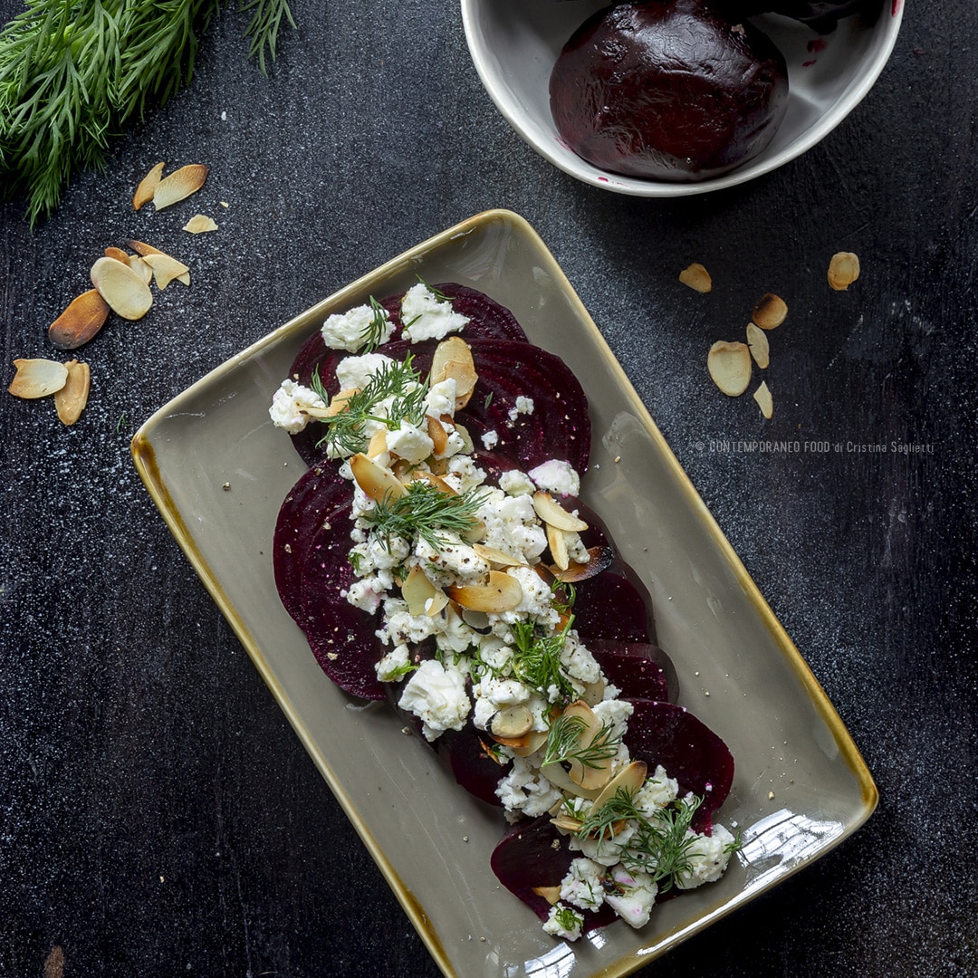 Immagine: Barbabietole in insalata con aneto, feta greca e lamelle di mandorle tostate