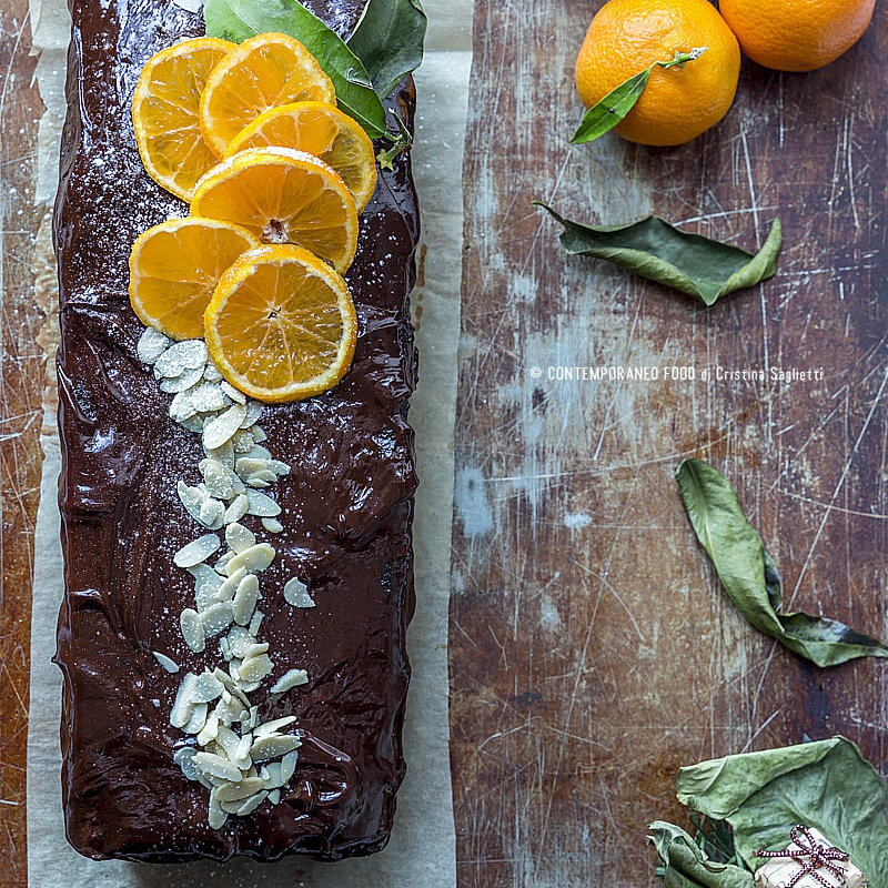 Immagine: Plumcake al profumo di clementine con lamelle di mandorle e glassa morbida al cioccolato