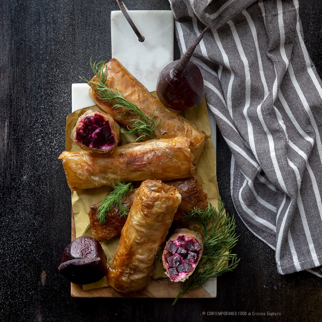 Immagine: Fagottini di pasta Phillo con barbabietola, feta greca e noci