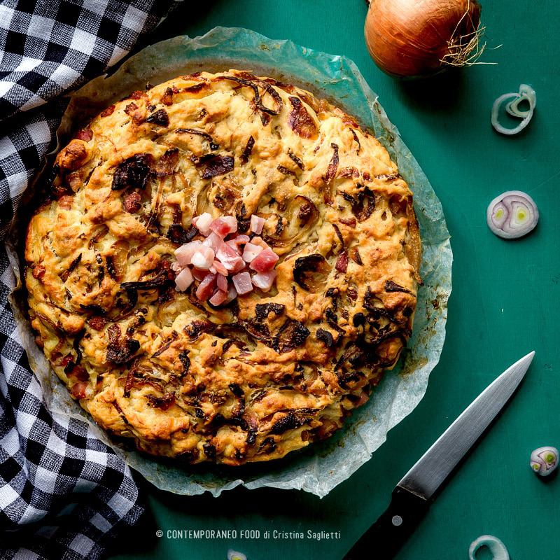 Immagine: Focaccia soffice con pancetta affumicata e cipolle
