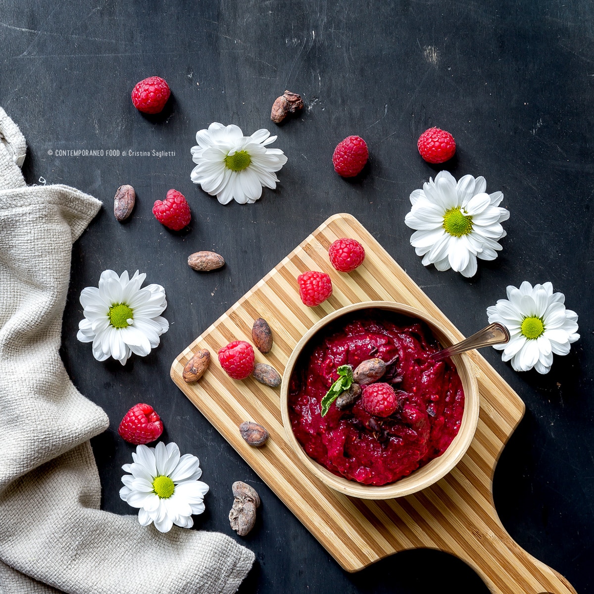 Immagine: Green smoothie bowl alla barbabietola rossa, lamponi e polvere di fava di cacao