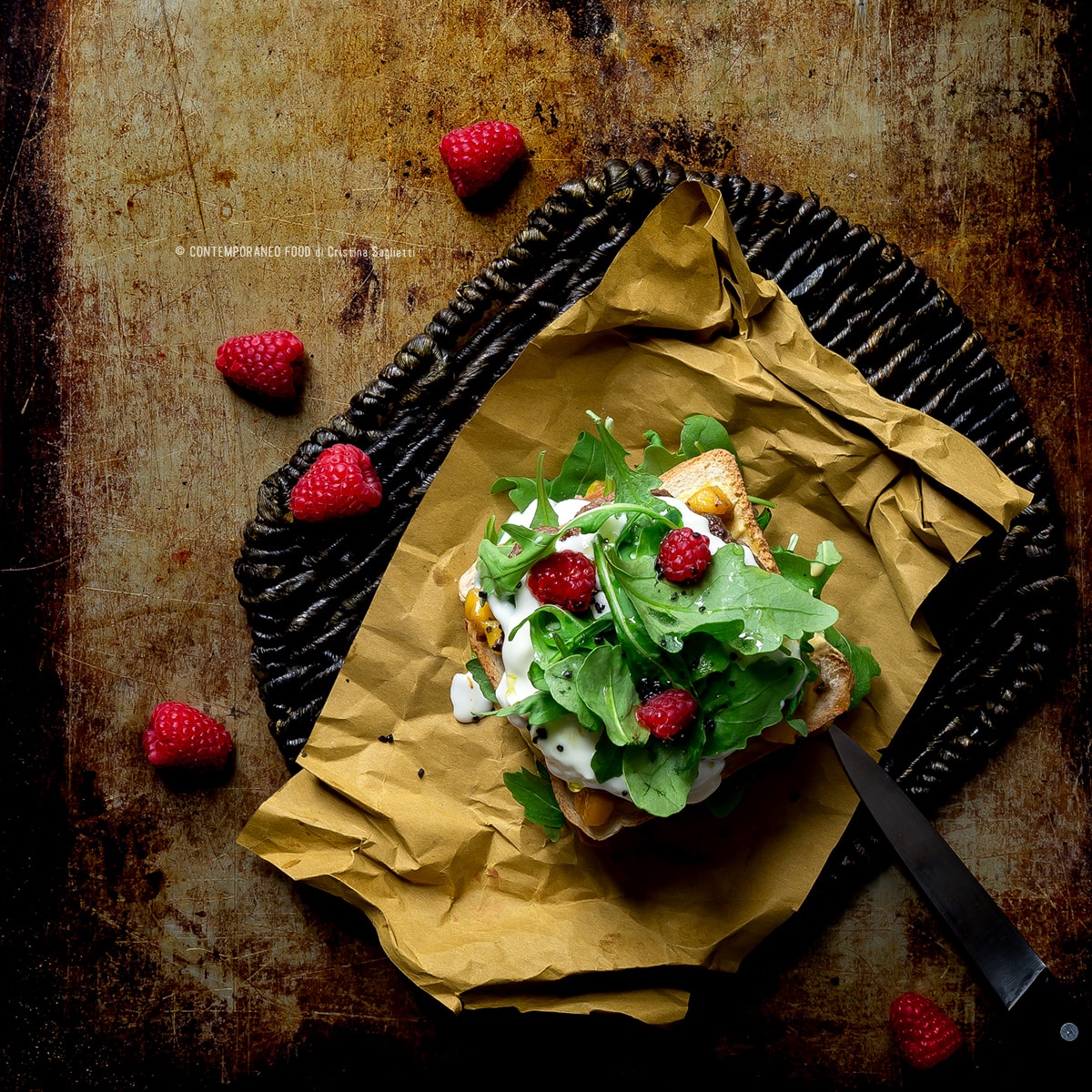 Immagine: Club sandwich con carne, squacquerone, rucola, lamponi e coulis al mango