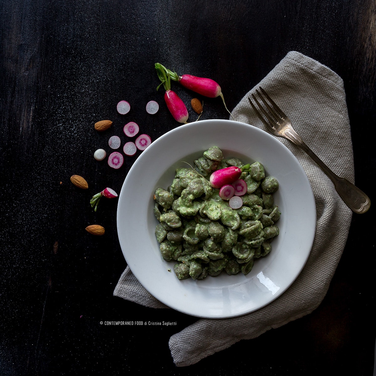 Immagine: Orecchiette di grano arso con crema di foglie di rapanelli e mandorle