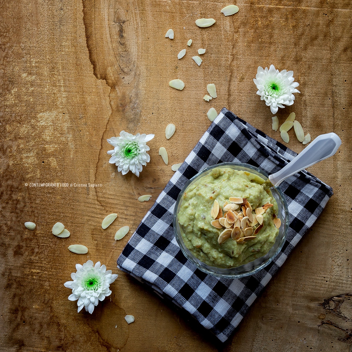 Immagine: Smoothie all’avocado, banana, datteri e latte di mandorla come fanno in Marocco