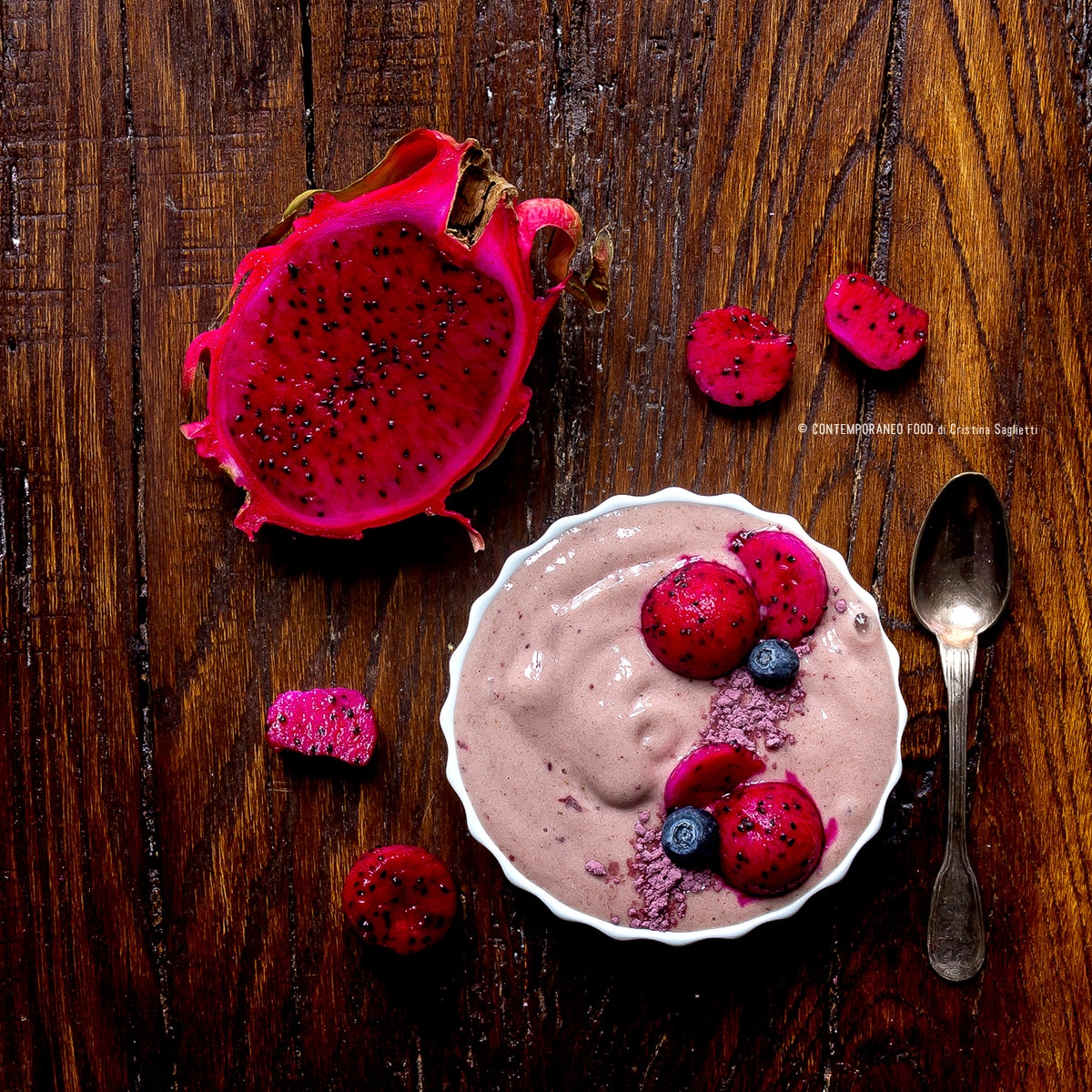 Immagine: Smoothie alla banana con polvere di bacche di Acai e Dragon Fruit