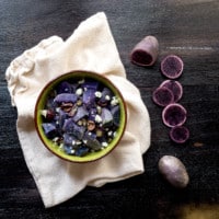 insalata-di-patate-viola-con-capperi-olive-taggiasche-feta-superfood-ricetta-veloce-facile-last-minute-contemporaneo-food