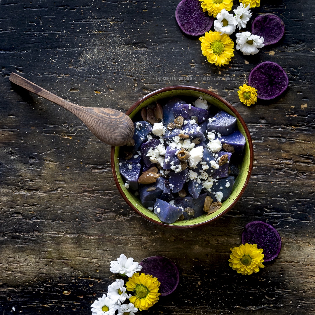 Immagine: Insalata di patate viola con capperi, olive taggiasche e feta greca