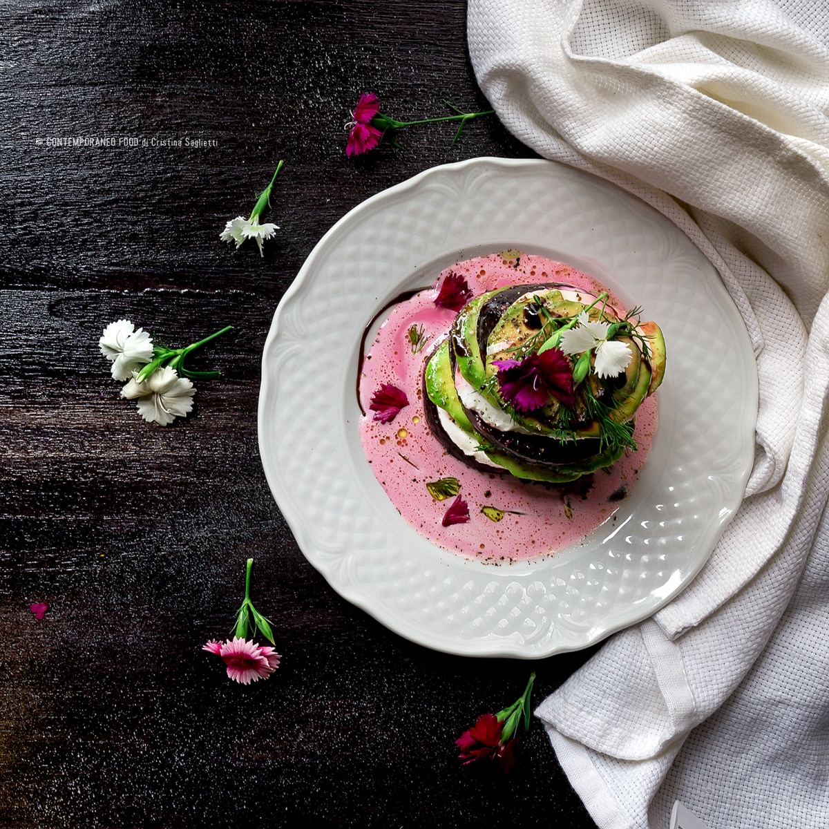 Immagine: Avocado, mozzarella di bufala e barbabietola rossa glassata