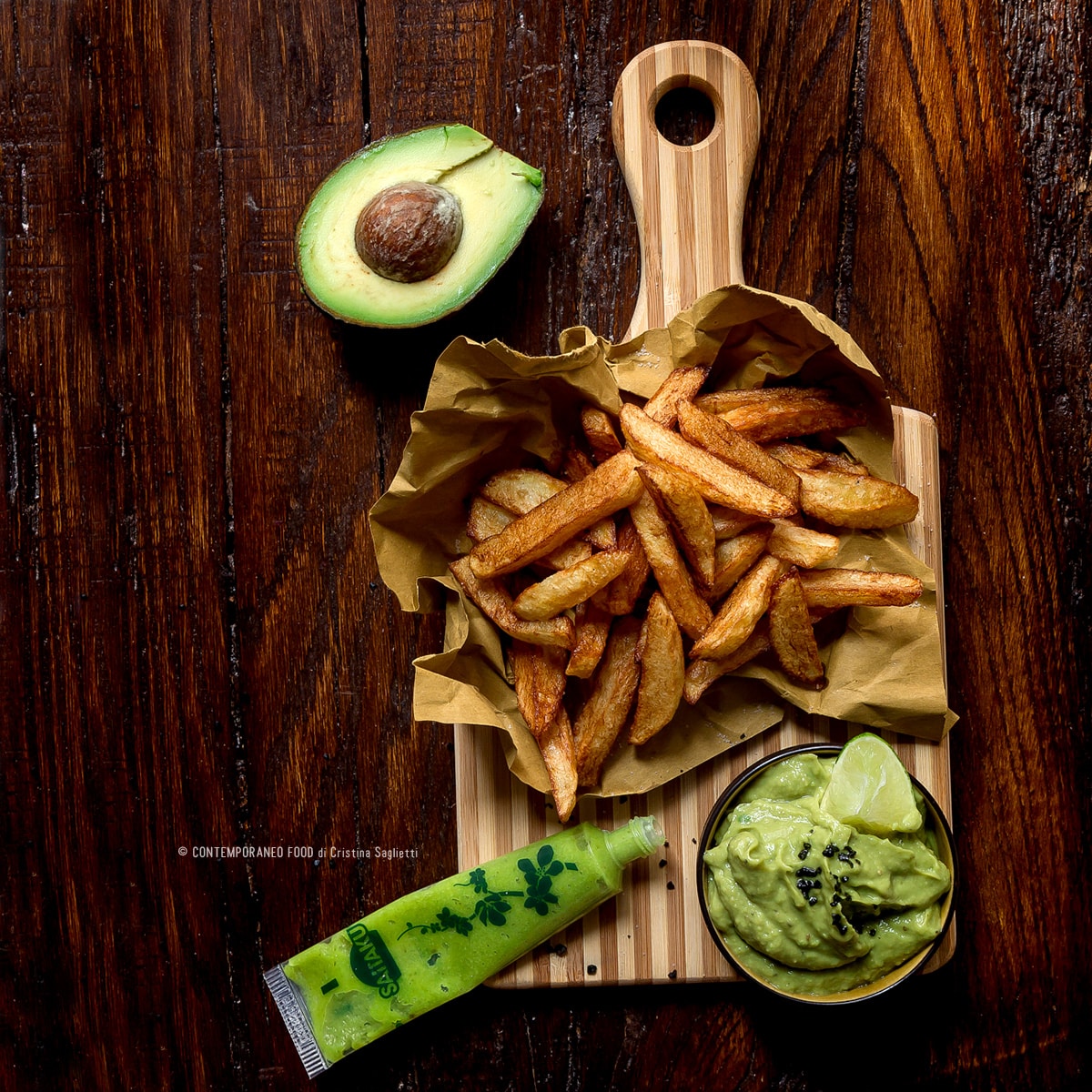 Immagine: Avocado e wasabi dip al profumo di lime con patatine fritte