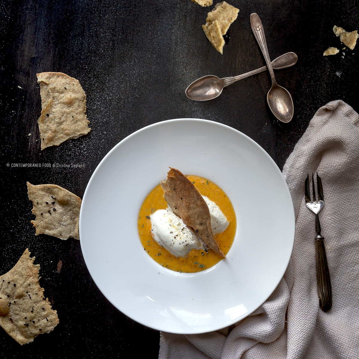 Immagine: Gelato all’olio extra vergine di oliva I Tre Campanili con coulis di caco e timo e frolla alla farina di castagne e farro