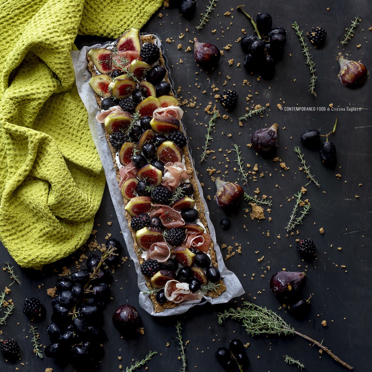 Immagine: Torta salata ai fichi neri, ricotta e formaggio blu, crudo, more e uva nera