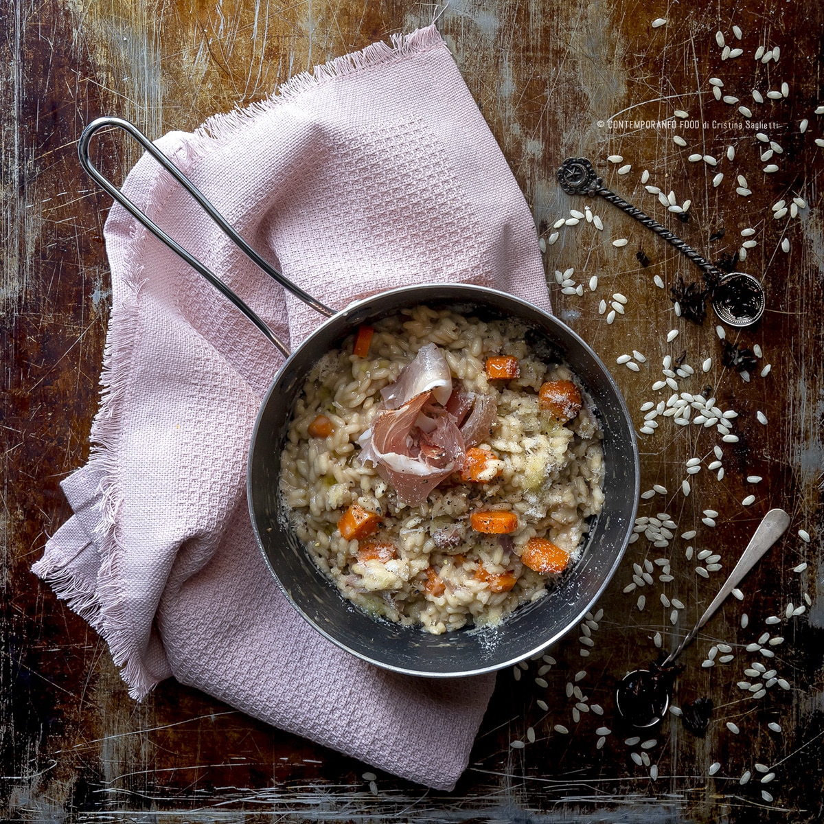 Immagine: Riso Buono Carnaroli al thé Lapsang Souchong, speck e carote