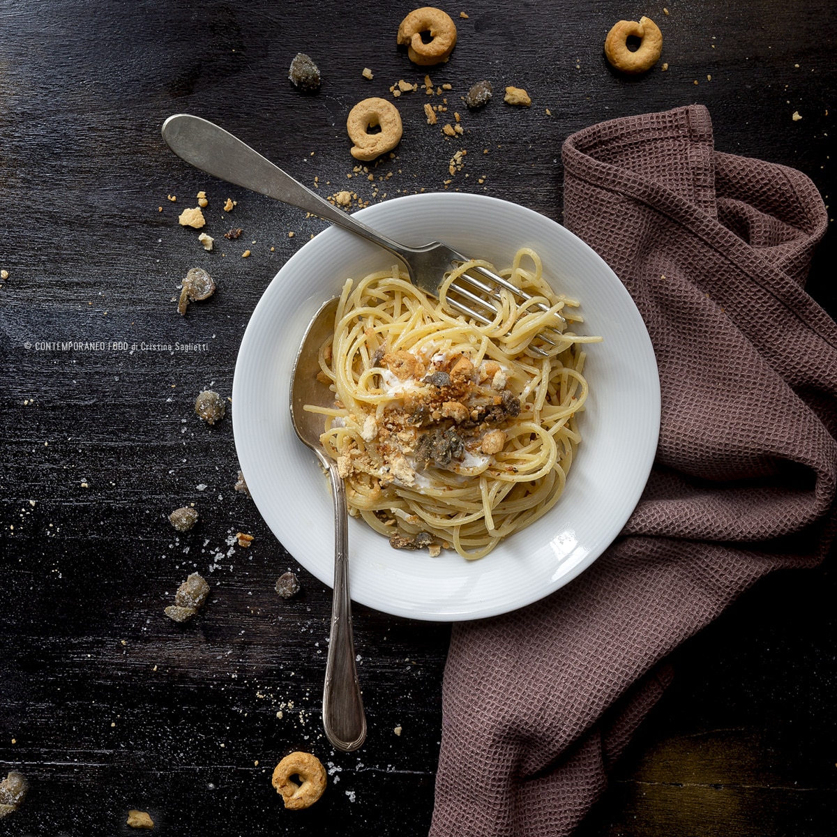 Immagine: Spaghetti quadrati con crema di stracciatella, crumble di taralli e capperi di Pantelleria