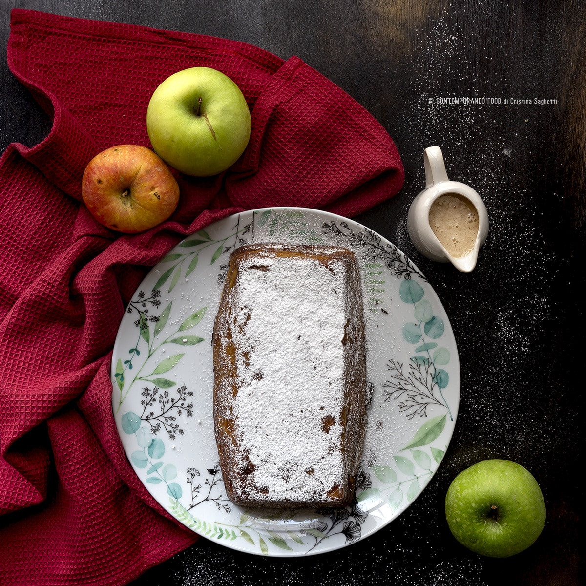 Immagine: Torta di mele invisibile al Cognac con salsa al caramello salato