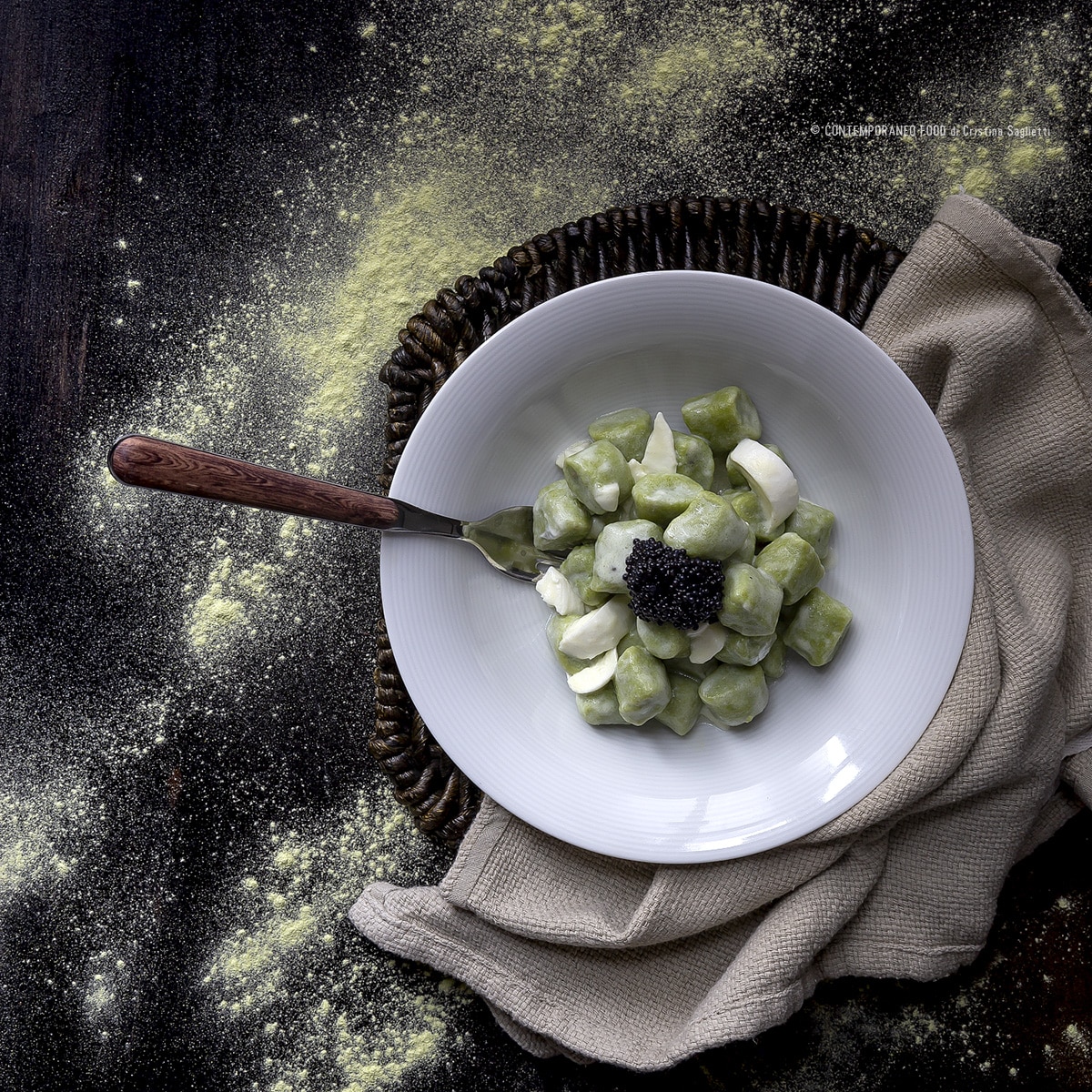 Immagine: Gnocchi ricotta e farina di piselli con crema di burrata e caviale