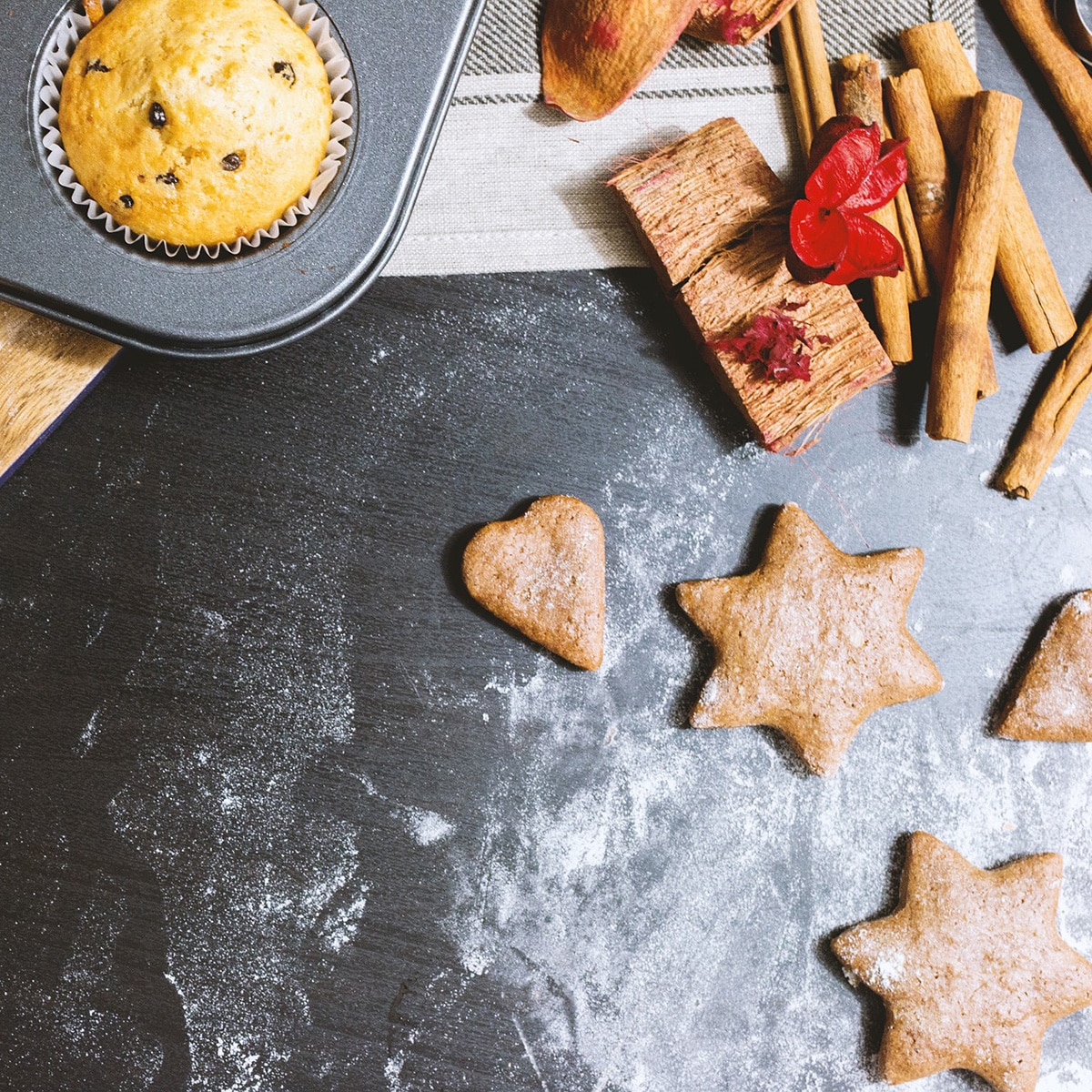 Immagine: Palline natalizie: addobbare i muffin a festa
